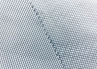 ゆがみによって編まれる灰色100%ポリエステル ワイシャツの生地のギンガムの130GSMを点検します